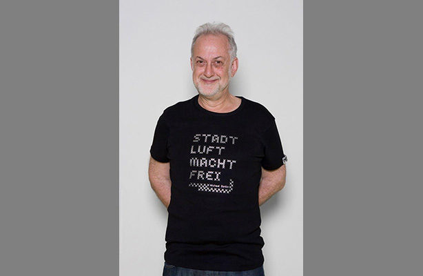 Michael Sorking wearing Stadt Luft Macht Frei T-shirt