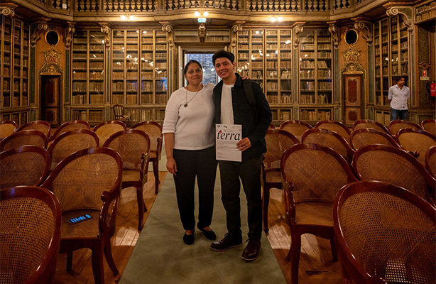 Pedro Cruz Cruz M Arch ’22 (right), winner of the Millennium bcp Universities Competition Award, with Multiplicity co-curator Professor Vyjayanthi Rao.